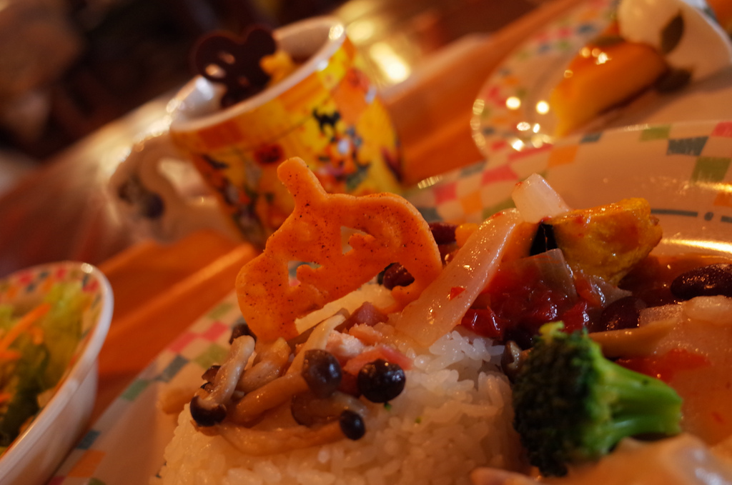 Tokyo Disneyland Fall 2013 - Halloween special menu (photo: Hideya HAMANO/flickr)