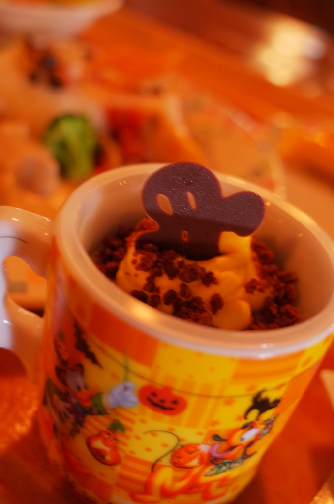 Tokyo Disneyland Fall 2013 - Disney Halloween chestnut mousse with souvenir cup (photo: Hideya HAMANO/flickr)