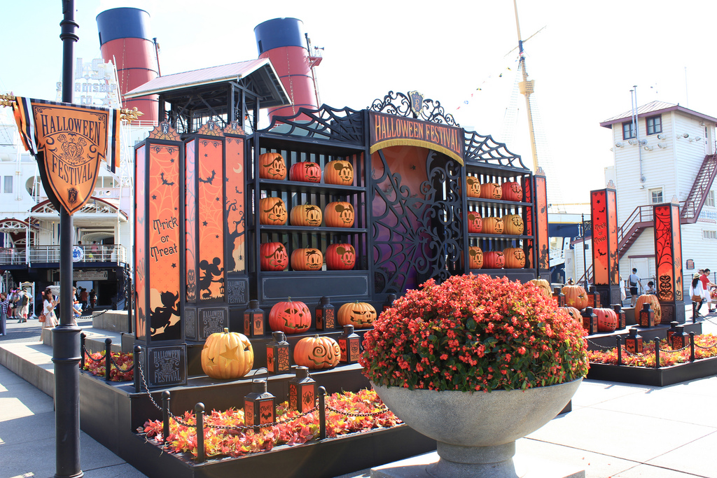 Tokyo DisneySea Halloween decorations (photo:  ClRyu/flickr)