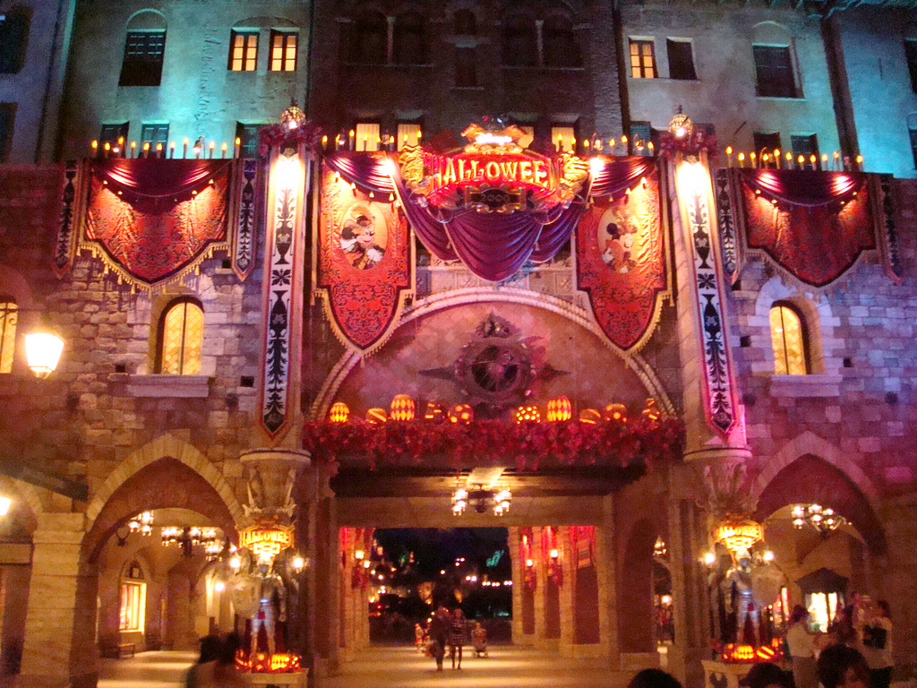 Tokyo DisneySea Halloween (photo:  dai-kon/flickr)