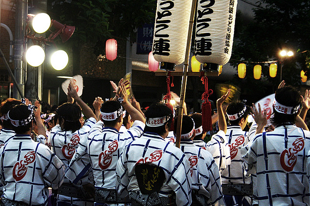 Awa Odori before the dance (photo:flickr.com/photos/fukagawa)