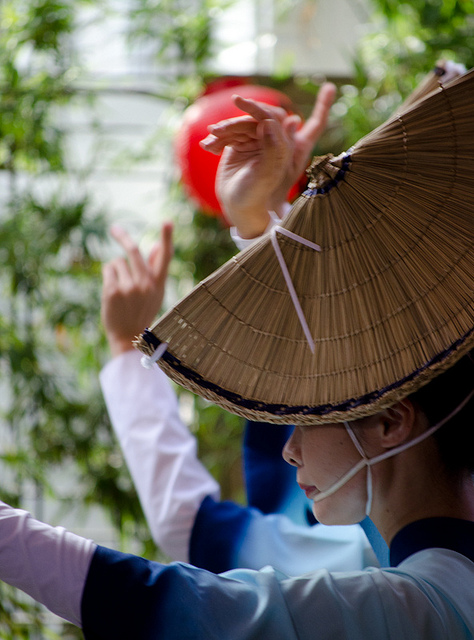 Awa Odori Dancer Closeup (photo: flickr.com/photos/jose-cruz)