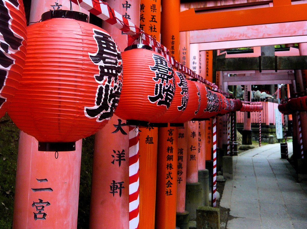 Red lanterns, red torii - Fushimi Inari