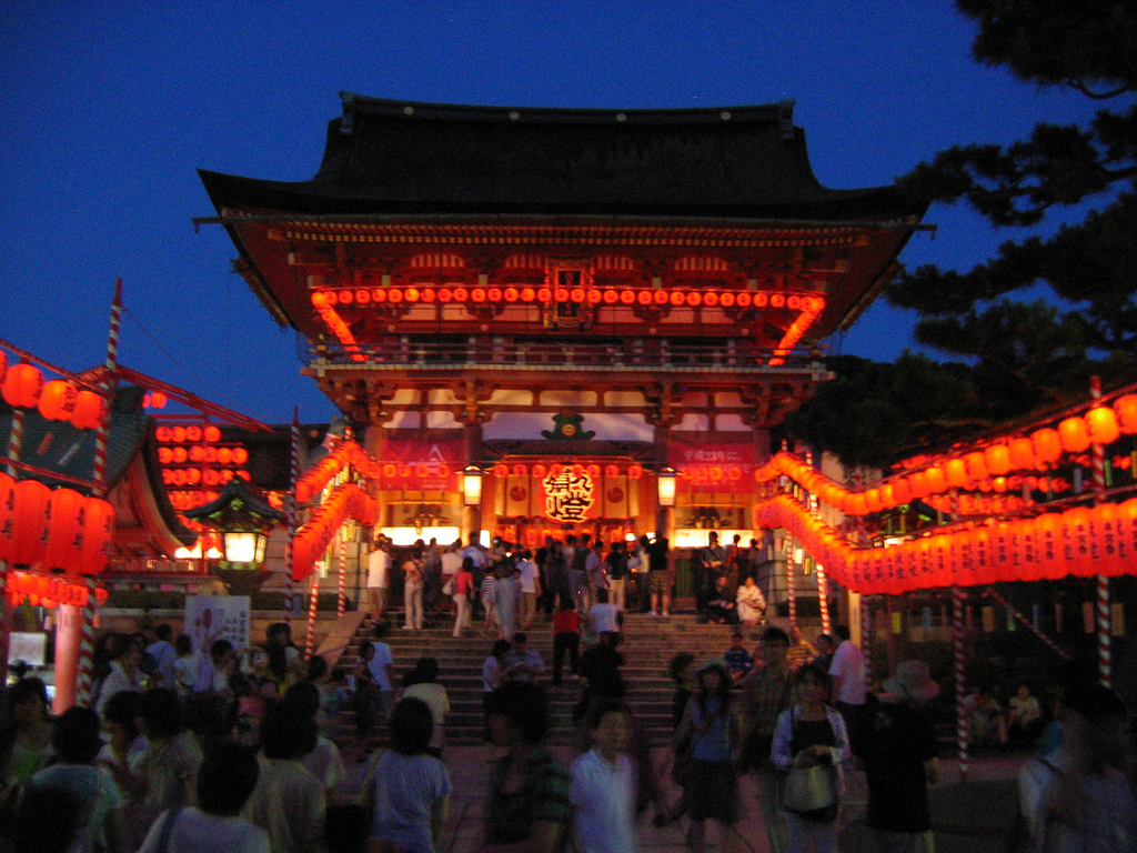 Fushimi Inari Taisha at night