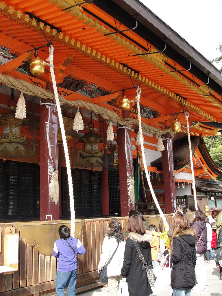 Ringing the bells, Yasaka Jinja, Gion, Kyoto