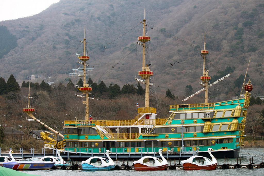 Lake Ashi ships