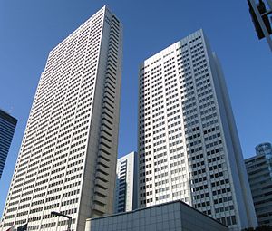 English: The Keio Plaza Hotel. This place is N...