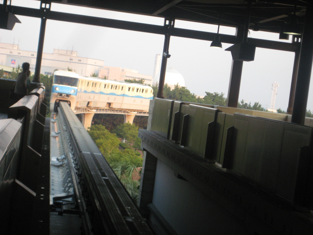 Tokyo Disneyland - DisneySea Monorail Approaches