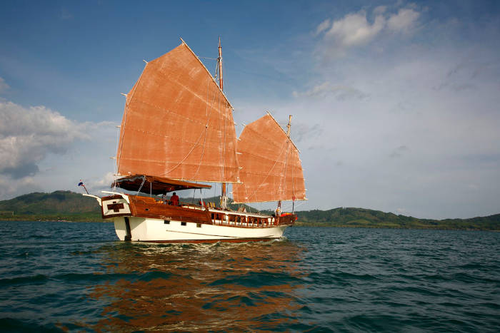 sea cruise by schooner Phuket to Phi Phi
