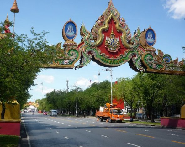 No traffic on Ratchadamnoen Nok road, Bangkok