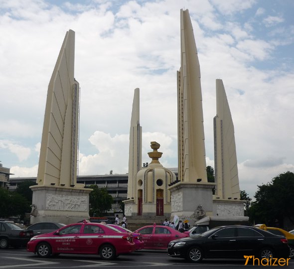 DemocracyMonumentBangkok