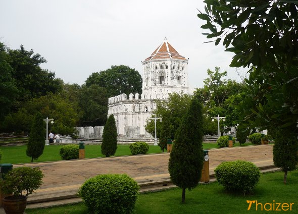 Phra Sumen Fort and Park
