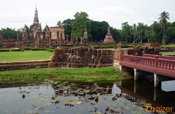 Bridge over the moat leading to Wat Mahathat