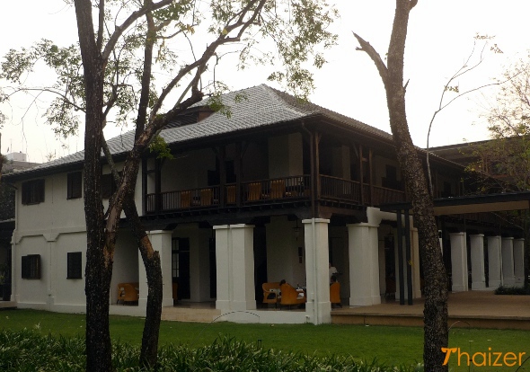 The restaurant and verandah at The Chedi
