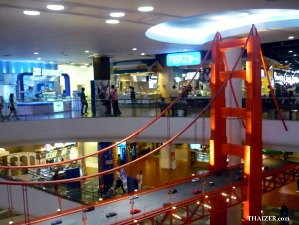 Golden Gate Bridge on San Francisco Level at Terminal 21