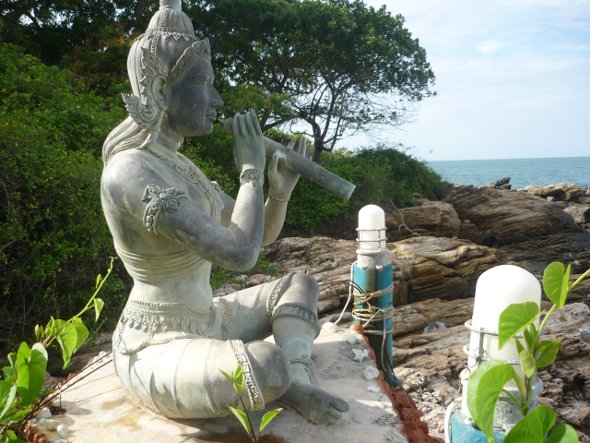 small statue of Aphai Mani at the northern end of Hat Sai Kaew beach