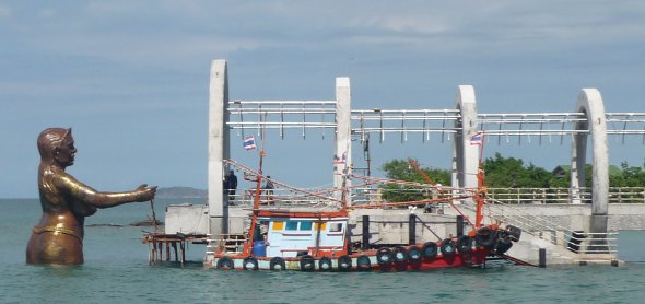 Statue of Piseua Samut at Na Dan pier, Ko Samet