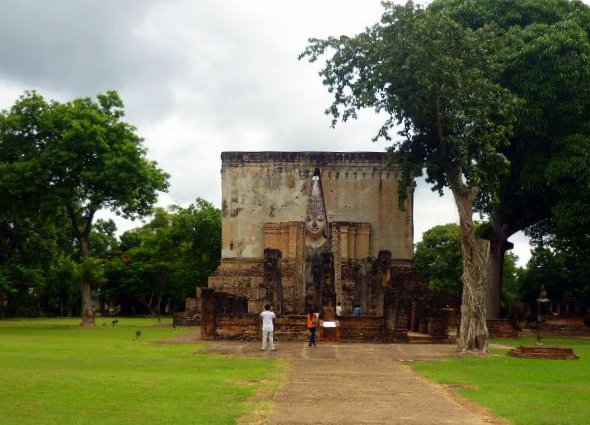 pathway leading to Wat Si Chum