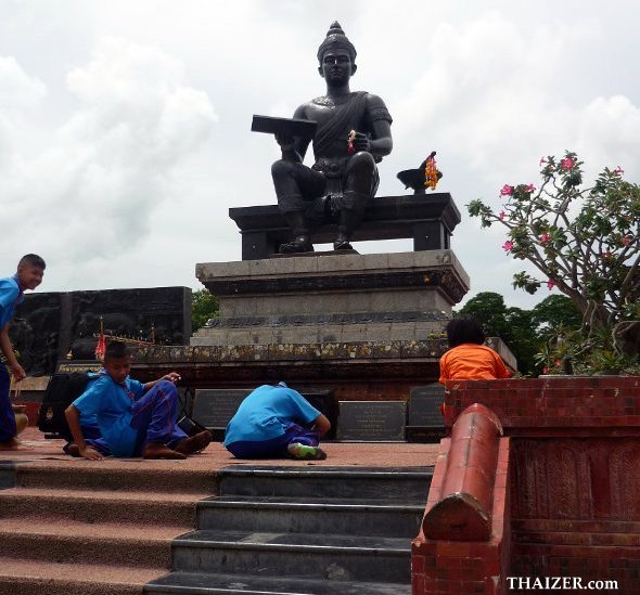 Thai school children pay respects to statue of King Ramkhamhaeng in Sukhothai