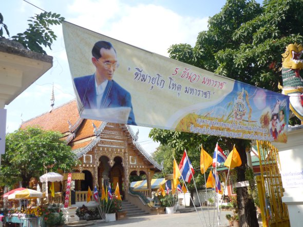 A banner at this Thai temple announces a special event to honour His Majesty