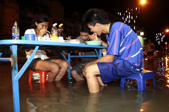 eating at street restaurant during the Thailand floods