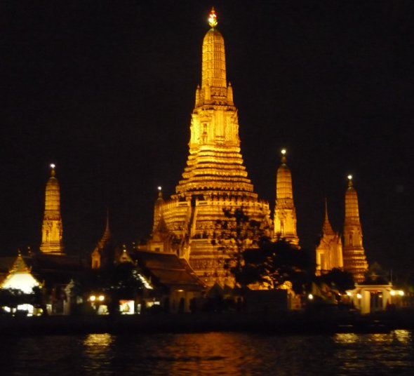 Wat Arun (Temple of the Dawn) Bangkok at night