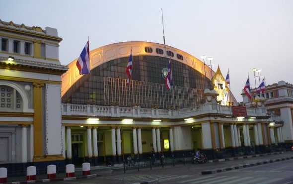 Hualamphong Train Station Bangkok at dawn