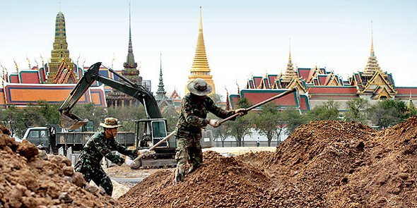 Thai soldiers working on restoration of Sanam Luang in Bangkok