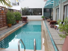 bossotel-hotel-bangkok-swimming-pool