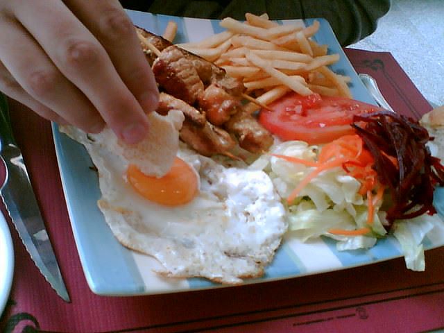 egg chicken salad chips spain plato combinado