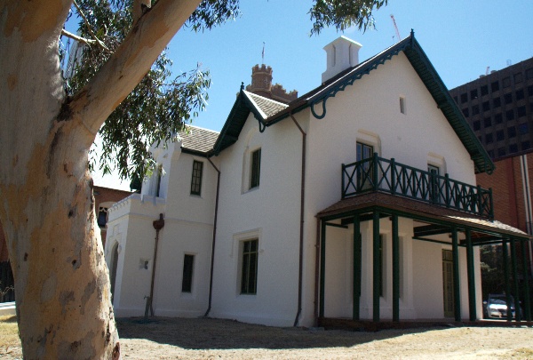 perth white green house