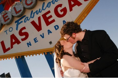 Kissing in front of the Las Vegas sign