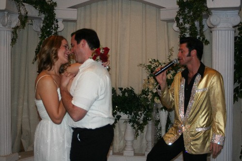 A very Vegas wedding ... Elvis style!