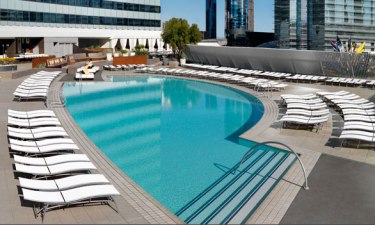 vdara_pool_lounge