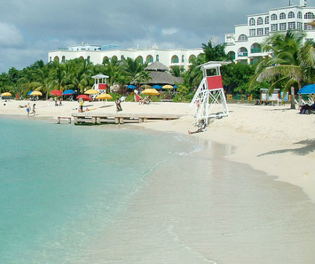 Doctor's Cave beach