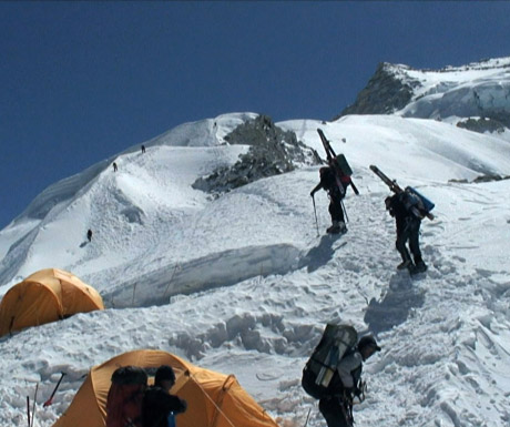 Everest-assent-with-skis