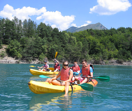 kayaking on the lakes of the southern french alps