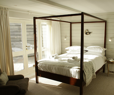 Four poster room