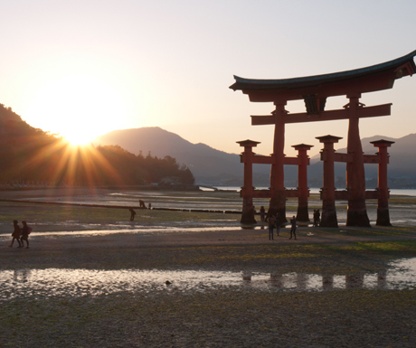 Miyajima's-famous-gate-at-low-tide