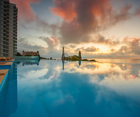 International Hotel Casino & Tower Suites infinity pool