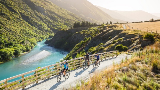 Queenstown is easy to explore on a bike. Surrounded by stunning mountain ranges, this trail covers diverse terrain ...