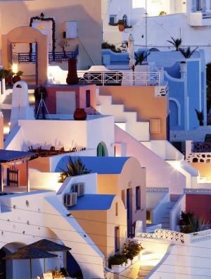 The whitewashed houses in Santorini are in complete harmony with its volvanic scenery.