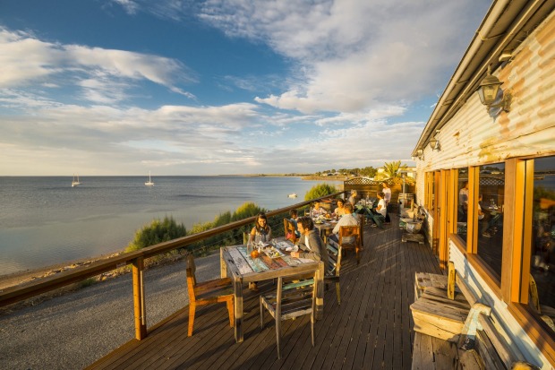 Moceans Cafe: Fresh seafood with a view.