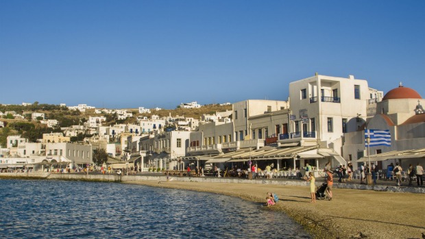 Sand and white buildings downtown at Platis Gialos.