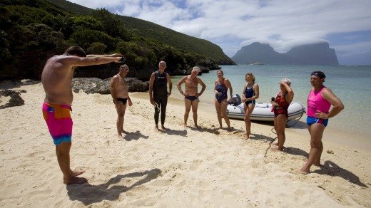 Guide Trevor Hendy briefs a group at North Bay.