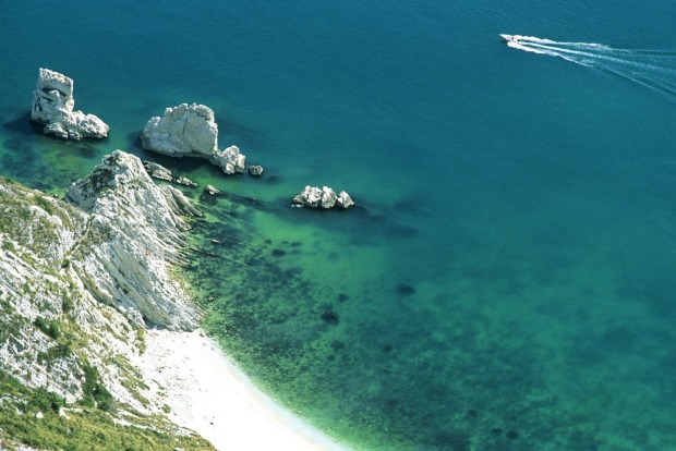 Spiaggia del Due Sorelle: You won't find any food vendors, snorkel gear rentals or shower facilities here - just soaring ...