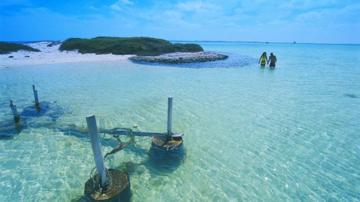 The clear waters of the Hautman Abrolhos Islands.