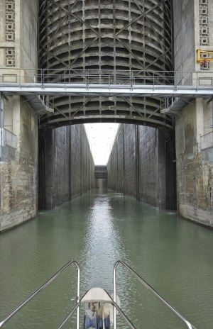 Passengers drop to their knees to photograph The Bollene Lock but can't capture the dramatic depth.