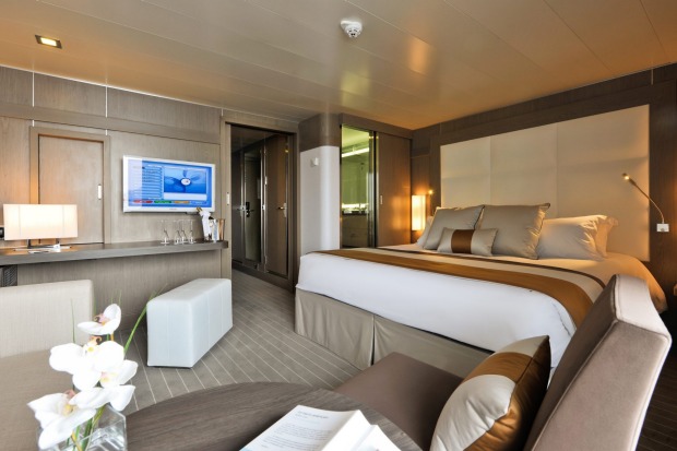 Minimalist surrounds: A suite on L'Austral.