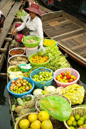 A floating market brings fresh produce to the settlements along the edge of the lake.